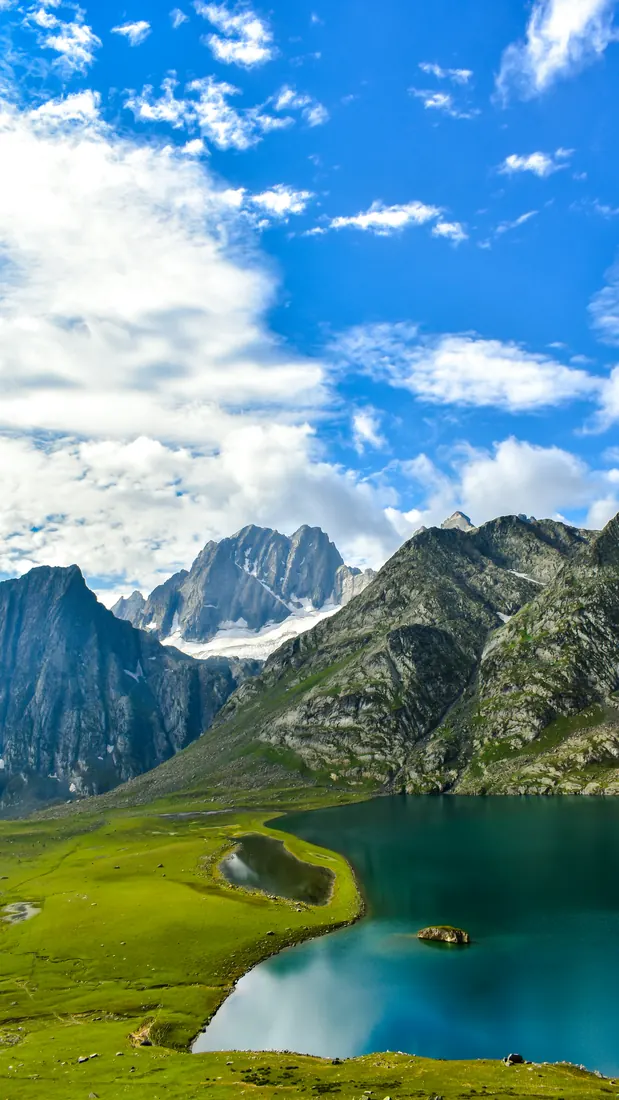 Turquoise alpine lake on the Kashmir Great Lakes trek